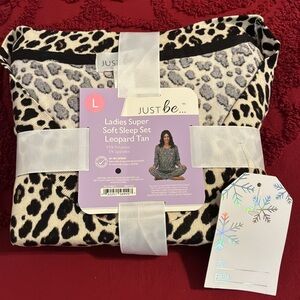 Leopard Print 2 Piece Pajama Sleepwear Size Large Long Sleeve Animal Print NWT